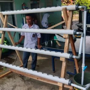 Praktek Pembuatan Hidroponik SMK COKROAMINOTO