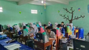 Praktek mengetik 10 jari menggunakan apk.typing master Otomatisasi dan Tata Kelola Perkantoran